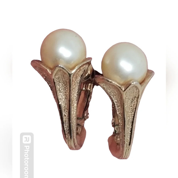 VINTAGE NAPIER RARE 1960s GOLDTONE & FAUX PEARL STATEMENT  CLIP ON EARRINGS - Picture 1 of 6
